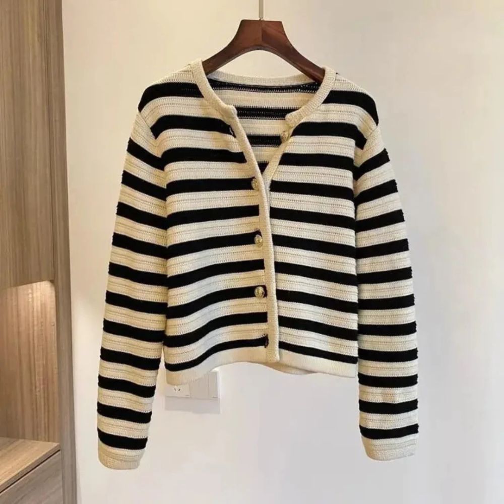 Elegante klassische Strickjacke für Damen, perfekt für Herbst- und Wintertage.