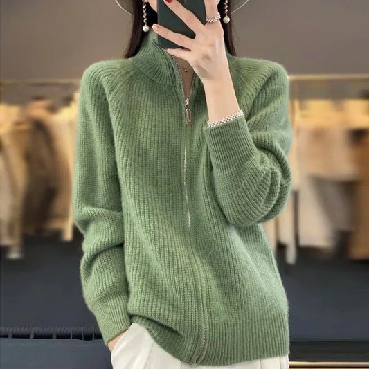 Elegante Strickjacke mit Reißverschluss für Damen, ideal für vielseitige Looks und zeitlosen Stil.