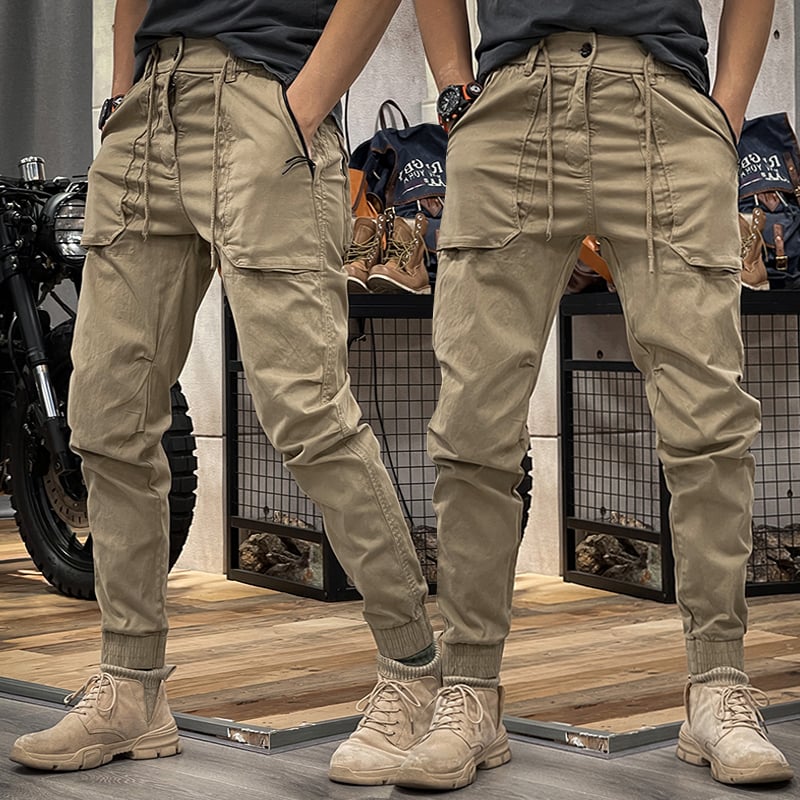 Luxuriöse Cargohose mit mehreren Taschen für Männer, kombiniert stilvolles Design mit Funktionalität, perfekt für Freizeit und Outdoor-Abenteuer.






